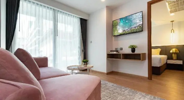 Трёхместный полулюкс с балконом и с видом на бассейн Отель Wekata Luxury