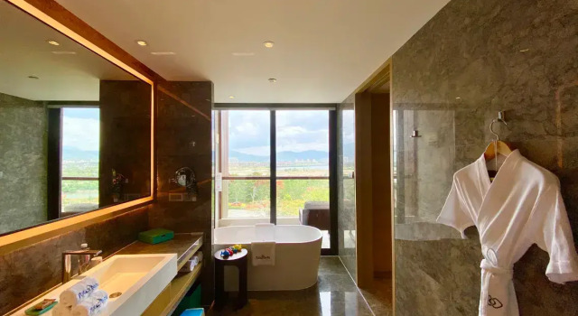 Люкс Семейный с балконом и с видом на горы Отель Sofitel Sanya Leeman Resort