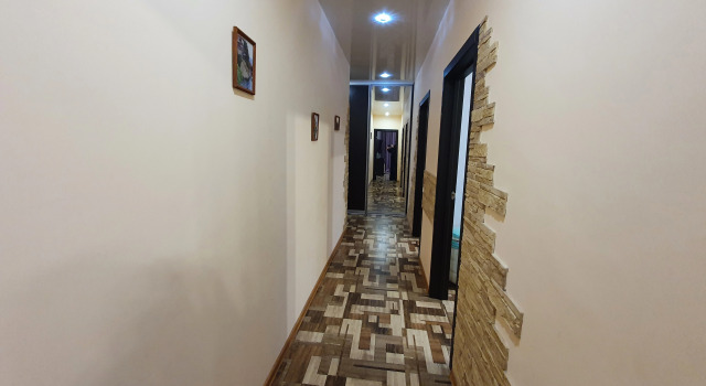 Dvukhkomnatnye Apartments, Reserva ahora Apartamento Hoteles en Krasnoyarsk con aparcamiento, Aparcamiento