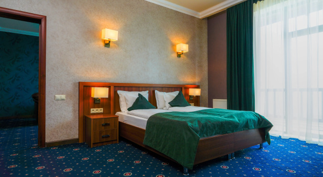 Семейный люкс с балконом и с красивым видом из окна Amberd Hotel