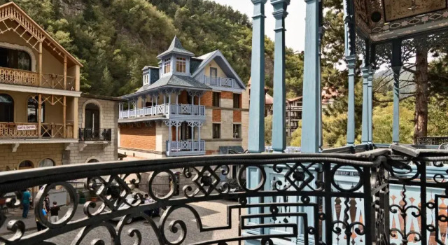Четырёхместный люкс Ambassador с красивым видом из окна Golden Tulip Borjomi