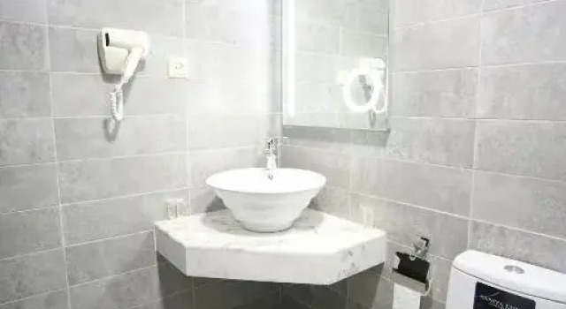 Трёхместный номер Standard West Tower Hotel