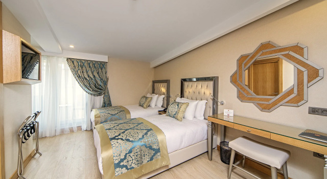 Четырёхместный номер Standard с балконом и с видом на город Mukarnas Taksim Hotel