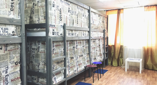 Кровать в мужском номере с 10 кроватями Новгород с красивым видом из окна Хостел Стар Мякинино