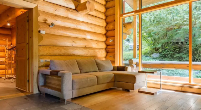 Коттедж с балконом и с красивым видом из окна Eco Chalet