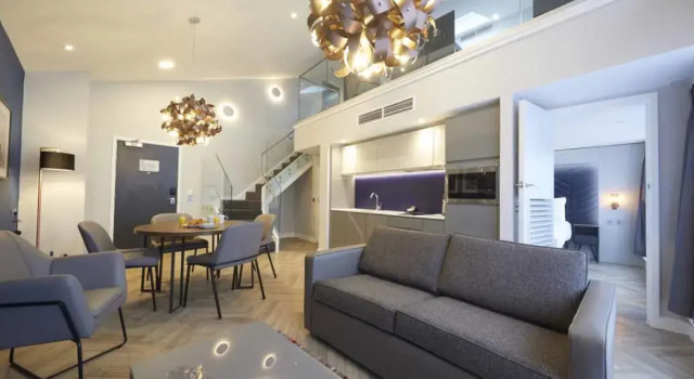 Двухместный люкс Loft с 2 комнатами с балконом и с видом на реку Roomzzz York City