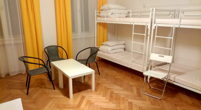 Кровать в общем номере с балконом и с красивым видом из окна Хостел Motion