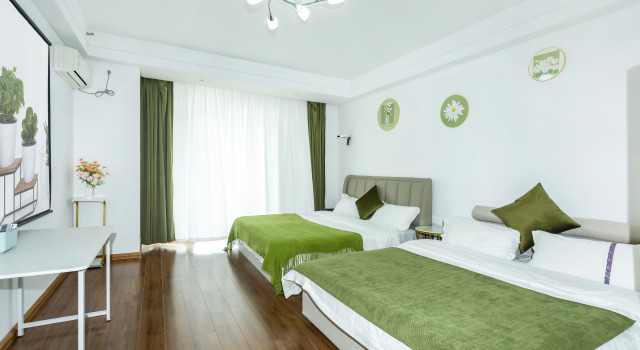 Четырёхместные апартаменты Superior c 1 комнатой с красивым видом из окна Отель Hong Xiyuan Apartment Hotel Wada Plaza