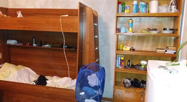 Кровать в общем номере с красивым видом из окна Жилое Помещение у Метро Электросила