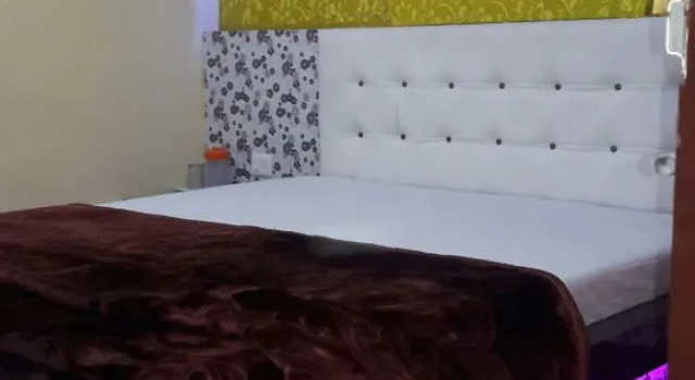 Radha Krishna Hotel, Rezerwuj Hotel Hotele w Bhuj z parkingiem, Parking