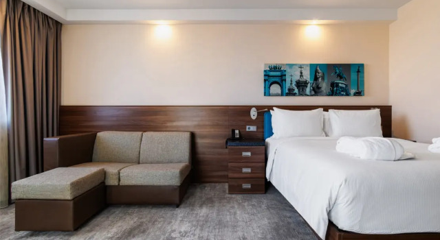Двухместный номер с диваном (+3 часа СПА) Бизнес с видом на город Hampton by Hilton Saint-Petersburg ExpoForum