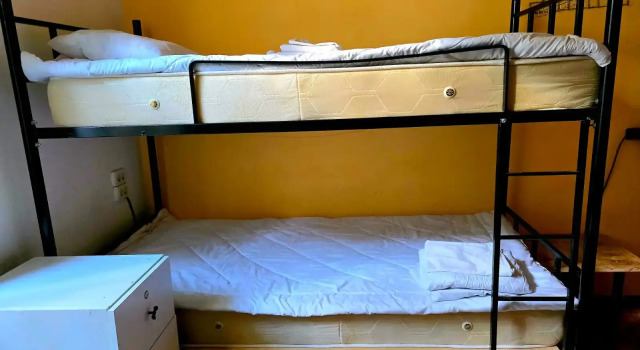 Pat în dormitor Colors Hostel