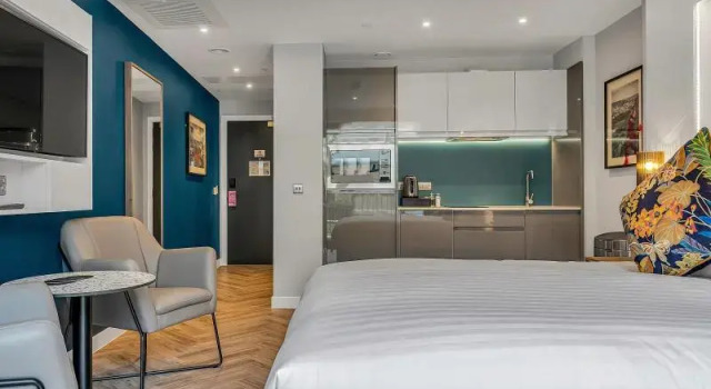 Двухместная студия Smart с балконом Отель Roomzzz Edinburgh