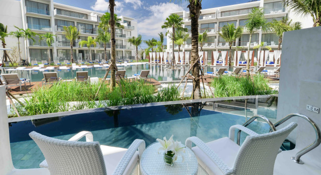 Номер Deluxe с балконом и с красивым видом из окна Отель Dream Phuket Hotel and Spa