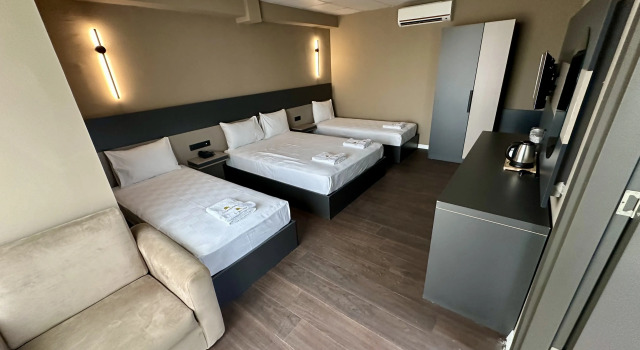 Четырёхместный семейный номер Deluxe с красивым видом из окна Esse Joven Hotel