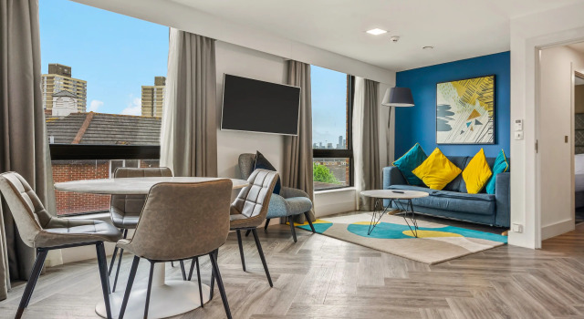 Люкс Liberty с 2 комнатами с балконом Roomzzz London Stratford
