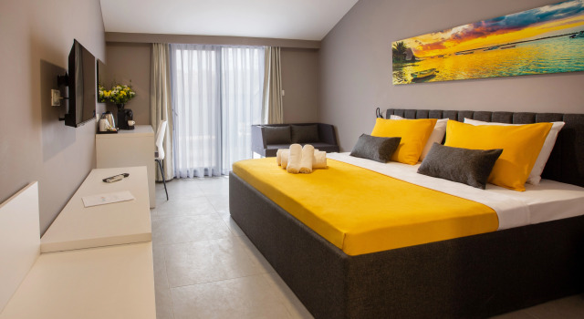 Двухместный номер Deluxe с балконом и с красивым видом из окна First Joy Hotel
