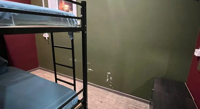 Кровать в общем номере с видом на внутренний двор Хостел Green Hostel