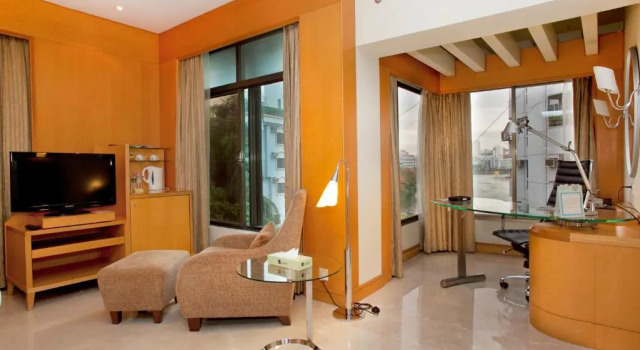 Lakeshore Hotel & Apartments