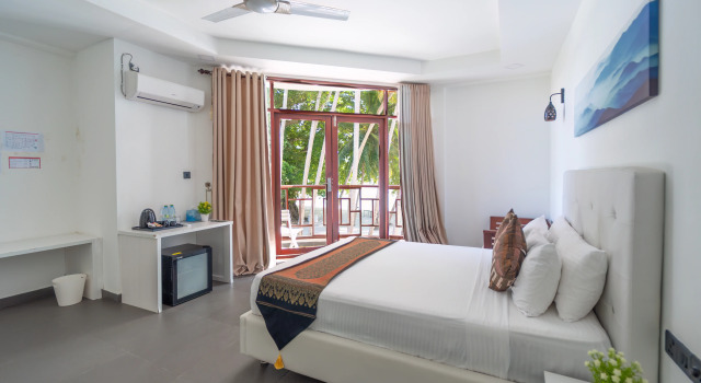 Люкс с балконом и с красивым видом из окна Silver Oasis Maldives