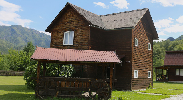 Dvukhurovnevyi U Gory Verblyud Private house, Prenota Casa vacanze Chemal 