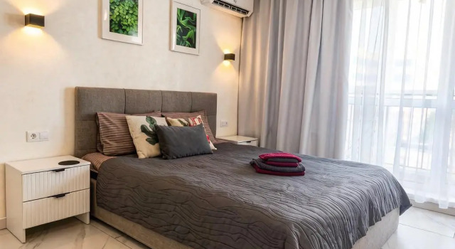 Uyutnaya Studiya Shikarnyj Dvor i Svoj Vyhod v Park Flat, Book Apartment Hotels in Ural with Parking, Parking