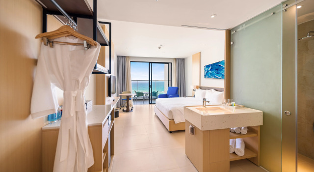Номер Deluxe с балконом и с видом на океан Отель The Light Beach Residences by Arena