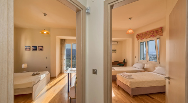 Вилла с 4 комнатами с балконом и с красивым видом из окна Karmilos Hill Villa