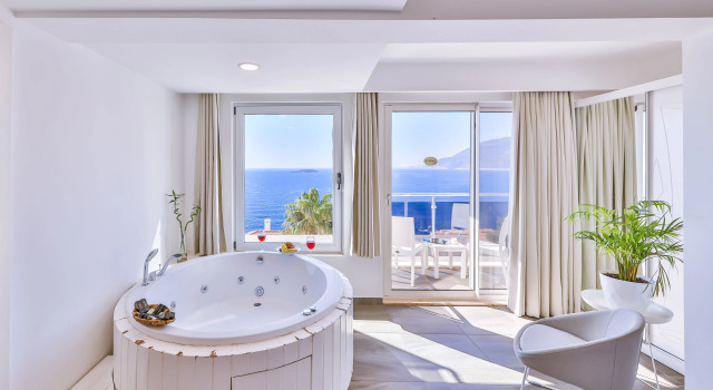 Номер с джакузи с балконом и с видом на море La Kumsal Hotel
