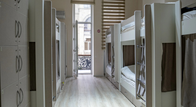 Кровать в общем номере Travel Inn Hostel