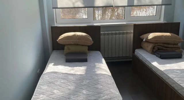 Кровать в общем номере с красивым видом из окна Хостел Свои Люди