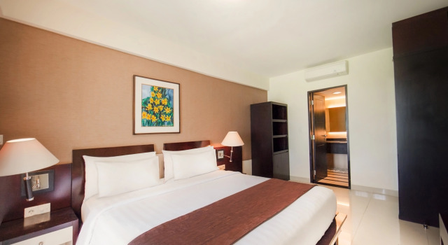 Люкс с 2 комнатами с балконом Aston Kuta Hotel and Residence