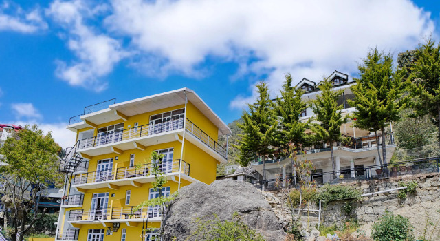 Хостел Young Monk Hostel & Cafe Dharamkot