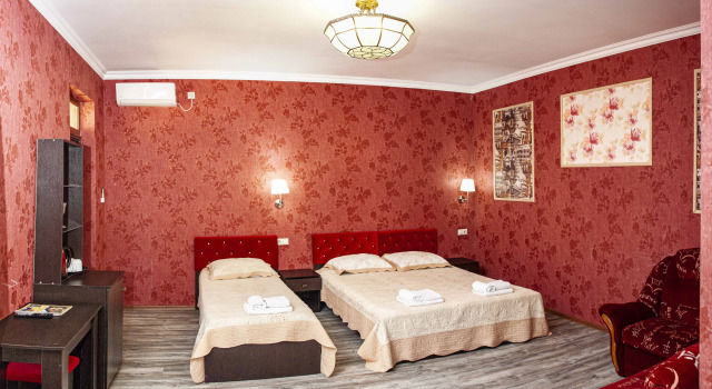 Четырёхместный номер Standard с балконом и с красивым видом из окна Отель SVK-Hotel