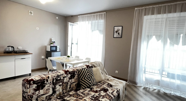 Novaya 3-Komnatnaya Kvartira U Metro I S Vidom Na Park Flat, Prenota Appartamento Hotel a Tatarstan con parcheggio, Parcheggio