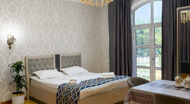 Семейный люкс с балконом Welcome East Hotel