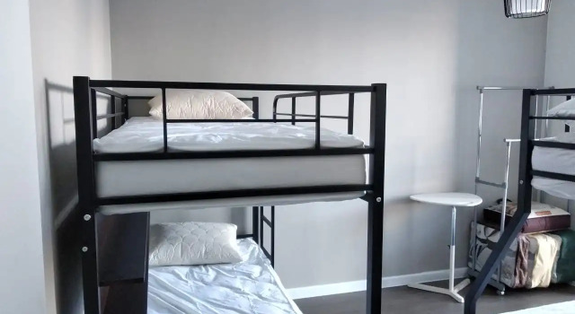 Кровать в общем номере с балконом и с красивым видом из окна Хостел GoodNighter