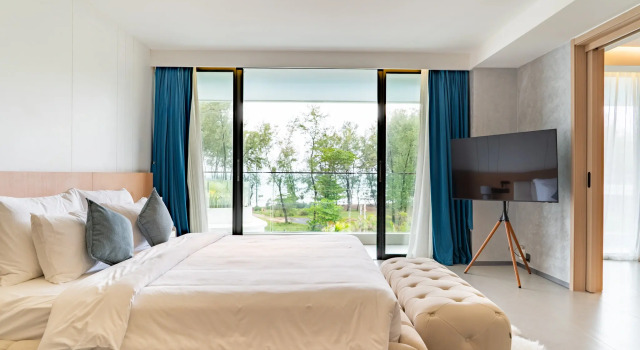 Четырёхместный люкс Executive с 2 комнатами с балконом Курортный Отель Kora Beach Resort Phuket