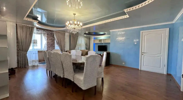 S Bolshoy Krovatyyu I Vannoy Dzhakuzi Flat, Prenota Appartamento Hotel a Perm Krai con parcheggio, Parcheggio