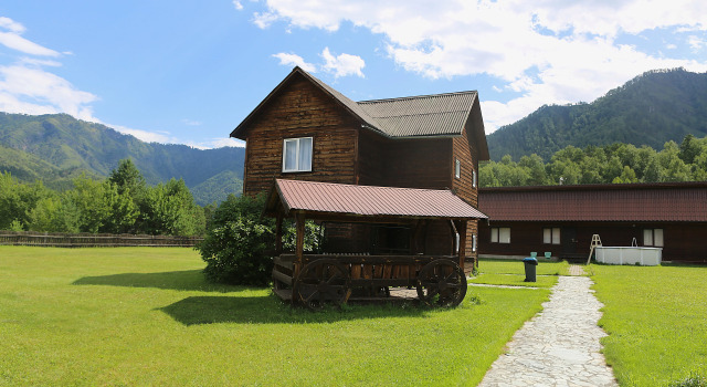Dvukhurovnevyi U Gory Verblyud Private house, Prenota Casa vacanze Chemal 
