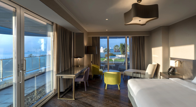 Люкс с балконом и с видом на сад Radisson Blu Hotel Istanbul Ottomare