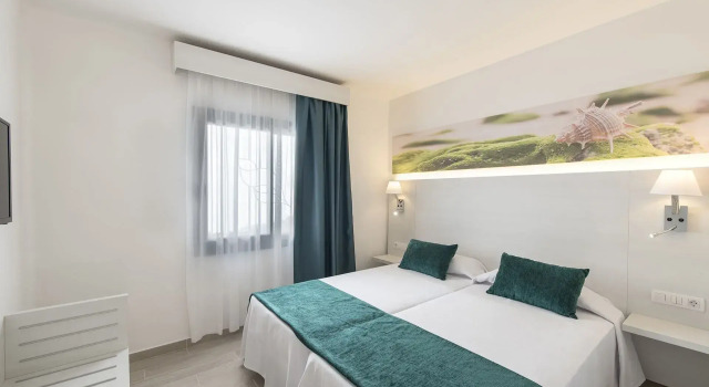 Трёхместные апартаменты Superior c 1 комнатой Отель THB Flora Aparthotel