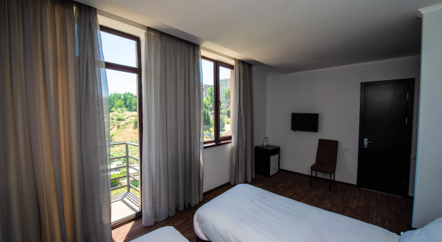 Четырёхместный номер Comfort с балконом Отель Shine Palace