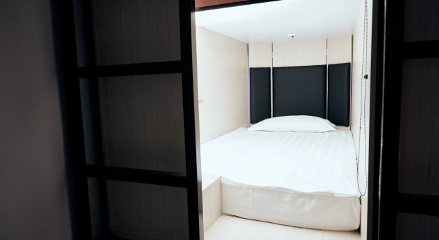 Capsule No Window femminile Hotel Kapsula