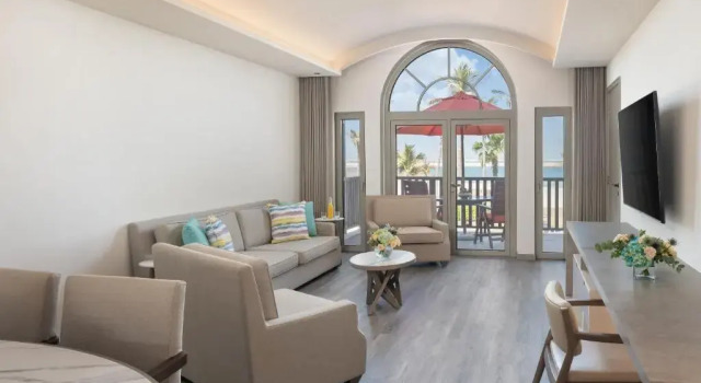 Люкс Lounge Access, Dedicated Pool & Beach c 1 комнатой с видом на море Отель JA The Resort - JA Palm Tree Court