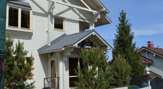 Chalet Nero Bianca, Book Chalet Sommerhuse i Almaty Region, Hytte
