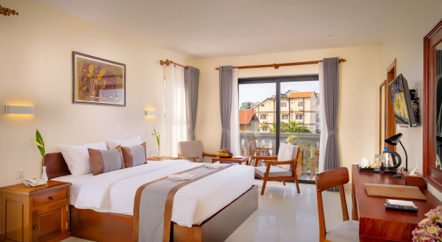 Трёхместный семейный люкс с балконом и с красивым видом из окна Mony Reach Angkor Hotel