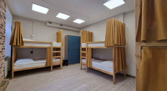 Кровать в общем номере Хостел Кёниг Loft