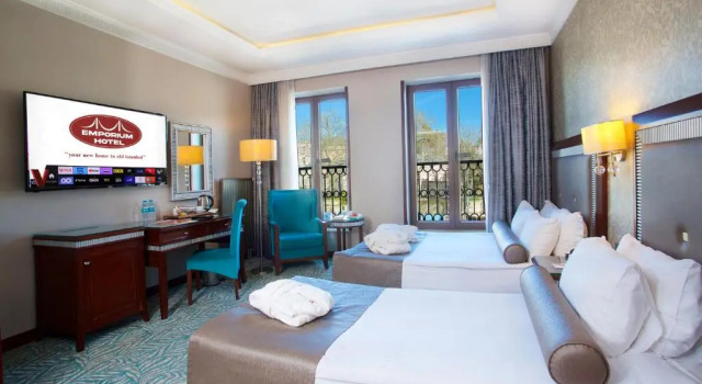 Четырёхместный номер Deluxe Emporium Hotel