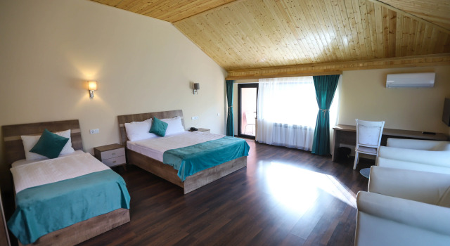 Трёхместный номер Deluxe с балконом и с красивым видом из окна Maajid Quba Hotel & Restaurant Sanatorium